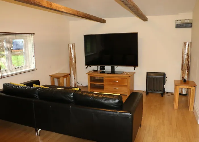 The Lodge - 2 Acres Of Garden With Hot Tub And Fire Pit And Bbq